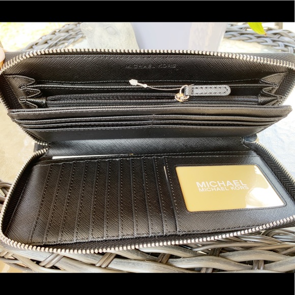 👜💕-Michael Kors Continen long Wristlet - Picture 7 of 8